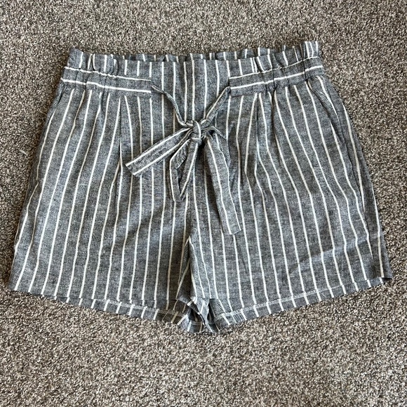 Express Pants - Express Black & White Stripe High Rise Linen Blend Paper Bag Short, Size M